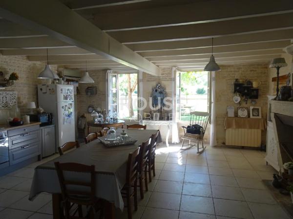 magnifique maison en pierre avec 5 chambres, piscine, terrain de 7600 m². secteur sud de niort.