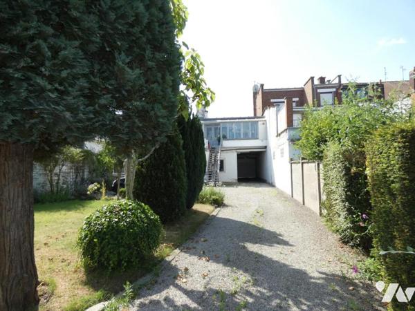 Comines immeube de rapport comprenant 3 appartements , une surface commerciale et un hangar