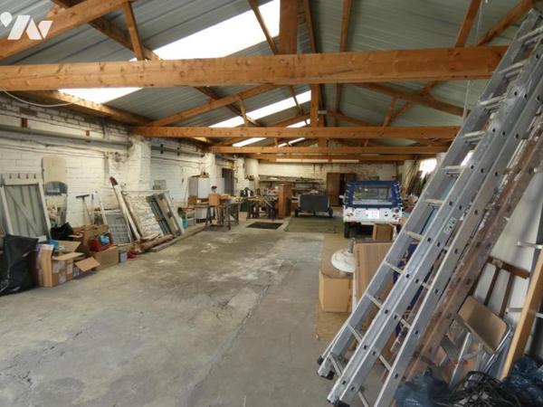 Comines immeube de rapport comprenant 3 appartements , une surface commerciale et un hangar