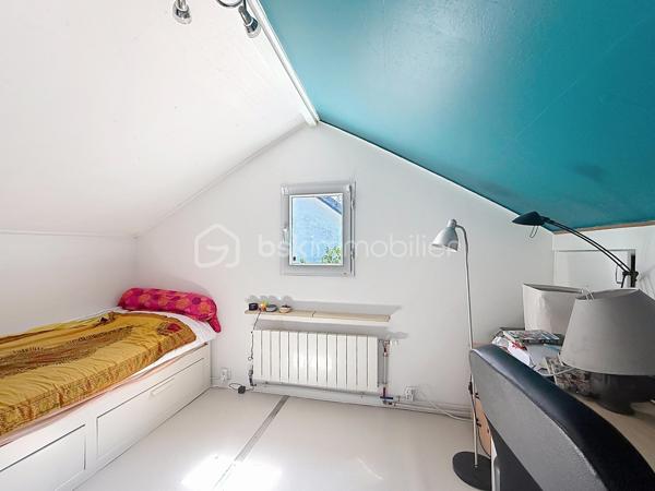 À la limite du Plessis-Trévise, dans le secteur recherché de Coeuilly, à seulement quelques minutes à pied de l'école Marbeau, des commerces et des transports, découvrez cette agréable maison individuelle parfaitement entretenue, offrant un cadre de vie paisible et verdoyant.

Dès l'entrée, vous serez séduits par ses volumes fonctionnels et son ambiance chaleureuse. La maison se compose d'une cuisine ouverte aménagée et entièrement équipée avec espace repas, de deux salles d'eau dont une avec WC, ainsi que d'un lumineux séjour double ouvrant directement sur la terrasse et le jardin exposés sud-ouest.

L'espace nuit propose deux chambres confortables, idéales pour une vie de famille ou pour profiter d'un environnement calme et agréable au quotidien.

À l'étage, un palier dessert un bureau pouvant accueillir un espace de télétravail, une chambre d'appoint ou une salle de jeux selon vos besoins, ainsi qu'un dressing.

À l'extérieur, vous profiterez d'un magnifique jardin arboré de 497 m² sans vis-à-vis, véritable havre de paix pour vos moments de détente en famille ou entre amis.

Un garage de 40 m², un appentis fermé de 10 m² ainsi que plusieurs possibilités de stationnement sur la parcelle viennent compléter les prestations de ce bien.

Une maison pleine de charme, alliant le cachet de l'ancien et le confort actuel, à découvrir sans tarder.

Les atouts :

- Maison individuelle
- 2 chambres + bureau
- 2 salles d'eau
- Séjour double lumineux
- Cuisine ouverte aménagée et entièrement équipée
- Jardin arboré de 497 m² sans vis-à-vis
- Grand garage
- Appentis fermé
- Plusieurs stationnements sur la parcelle
- Proximité immédiate des écoles, commerces et transports