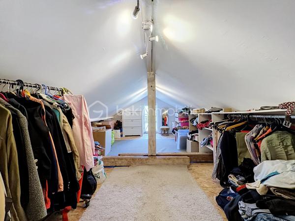 À la limite du Plessis-Trévise, dans le secteur recherché de Coeuilly, à seulement quelques minutes à pied de l'école Marbeau, des commerces et des transports, découvrez cette agréable maison individuelle parfaitement entretenue, offrant un cadre de vie paisible et verdoyant.

Dès l'entrée, vous serez séduits par ses volumes fonctionnels et son ambiance chaleureuse. La maison se compose d'une cuisine ouverte aménagée et entièrement équipée avec espace repas, de deux salles d'eau dont une avec WC, ainsi que d'un lumineux séjour double ouvrant directement sur la terrasse et le jardin exposés sud-ouest.

L'espace nuit propose deux chambres confortables, idéales pour une vie de famille ou pour profiter d'un environnement calme et agréable au quotidien.

À l'étage, un palier dessert un bureau pouvant accueillir un espace de télétravail, une chambre d'appoint ou une salle de jeux selon vos besoins, ainsi qu'un dressing.

À l'extérieur, vous profiterez d'un magnifique jardin arboré de 497 m² sans vis-à-vis, véritable havre de paix pour vos moments de détente en famille ou entre amis.

Un garage de 40 m², un appentis fermé de 10 m² ainsi que plusieurs possibilités de stationnement sur la parcelle viennent compléter les prestations de ce bien.

Une maison pleine de charme, alliant le cachet de l'ancien et le confort actuel, à découvrir sans tarder.

Les atouts :

- Maison individuelle
- 2 chambres + bureau
- 2 salles d'eau
- Séjour double lumineux
- Cuisine ouverte aménagée et entièrement équipée
- Jardin arboré de 497 m² sans vis-à-vis
- Grand garage
- Appentis fermé
- Plusieurs stationnements sur la parcelle
- Proximité immédiate des écoles, commerces et transports