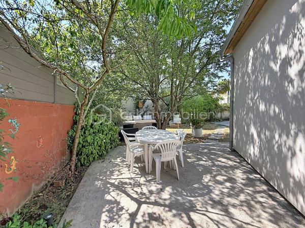 À la limite du Plessis-Trévise, dans le secteur recherché de Coeuilly, à seulement quelques minutes à pied de l'école Marbeau, des commerces et des transports, découvrez cette agréable maison individuelle parfaitement entretenue, offrant un cadre de vie paisible et verdoyant.

Dès l'entrée, vous serez séduits par ses volumes fonctionnels et son ambiance chaleureuse. La maison se compose d'une cuisine ouverte aménagée et entièrement équipée avec espace repas, de deux salles d'eau dont une avec WC, ainsi que d'un lumineux séjour double ouvrant directement sur la terrasse et le jardin exposés sud-ouest.

L'espace nuit propose deux chambres confortables, idéales pour une vie de famille ou pour profiter d'un environnement calme et agréable au quotidien.

À l'étage, un palier dessert un bureau pouvant accueillir un espace de télétravail, une chambre d'appoint ou une salle de jeux selon vos besoins, ainsi qu'un dressing.

À l'extérieur, vous profiterez d'un magnifique jardin arboré de 497 m² sans vis-à-vis, véritable havre de paix pour vos moments de détente en famille ou entre amis.

Un garage de 40 m², un appentis fermé de 10 m² ainsi que plusieurs possibilités de stationnement sur la parcelle viennent compléter les prestations de ce bien.

Une maison pleine de charme, alliant le cachet de l'ancien et le confort actuel, à découvrir sans tarder.

Les atouts :

- Maison individuelle
- 2 chambres + bureau
- 2 salles d'eau
- Séjour double lumineux
- Cuisine ouverte aménagée et entièrement équipée
- Jardin arboré de 497 m² sans vis-à-vis
- Grand garage
- Appentis fermé
- Plusieurs stationnements sur la parcelle
- Proximité immédiate des écoles, commerces et transports