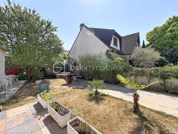 À la limite du Plessis-Trévise, dans le secteur recherché de Coeuilly, à seulement quelques minutes à pied de l'école Marbeau, des commerces et des transports, découvrez cette agréable maison individuelle parfaitement entretenue, offrant un cadre de vie paisible et verdoyant.

Dès l'entrée, vous serez séduits par ses volumes fonctionnels et son ambiance chaleureuse. La maison se compose d'une cuisine ouverte aménagée et entièrement équipée avec espace repas, de deux salles d'eau dont une avec WC, ainsi que d'un lumineux séjour double ouvrant directement sur la terrasse et le jardin exposés sud-ouest.

L'espace nuit propose deux chambres confortables, idéales pour une vie de famille ou pour profiter d'un environnement calme et agréable au quotidien.

À l'étage, un palier dessert un bureau pouvant accueillir un espace de télétravail, une chambre d'appoint ou une salle de jeux selon vos besoins, ainsi qu'un dressing.

À l'extérieur, vous profiterez d'un magnifique jardin arboré de 497 m² sans vis-à-vis, véritable havre de paix pour vos moments de détente en famille ou entre amis.

Un garage de 40 m², un appentis fermé de 10 m² ainsi que plusieurs possibilités de stationnement sur la parcelle viennent compléter les prestations de ce bien.

Une maison pleine de charme, alliant le cachet de l'ancien et le confort actuel, à découvrir sans tarder.

Les atouts :

- Maison individuelle
- 2 chambres + bureau
- 2 salles d'eau
- Séjour double lumineux
- Cuisine ouverte aménagée et entièrement équipée
- Jardin arboré de 497 m² sans vis-à-vis
- Grand garage
- Appentis fermé
- Plusieurs stationnements sur la parcelle
- Proximité immédiate des écoles, commerces et transports