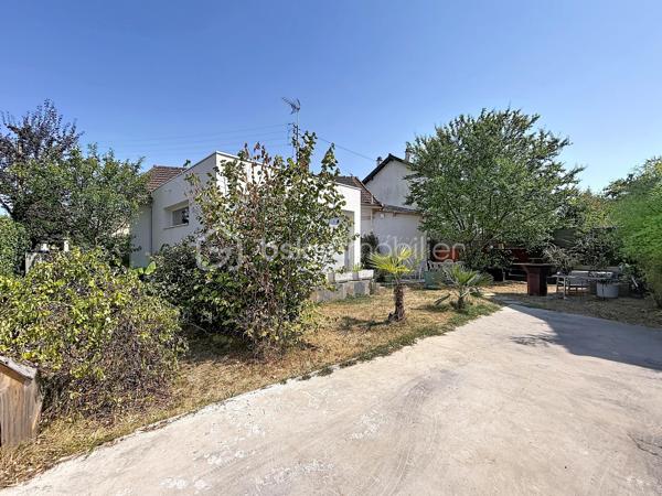 À la limite du Plessis-Trévise, dans le secteur recherché de Coeuilly, à seulement quelques minutes à pied de l'école Marbeau, des commerces et des transports, découvrez cette agréable maison individuelle parfaitement entretenue, offrant un cadre de vie paisible et verdoyant.

Dès l'entrée, vous serez séduits par ses volumes fonctionnels et son ambiance chaleureuse. La maison se compose d'une cuisine ouverte aménagée et entièrement équipée avec espace repas, de deux salles d'eau dont une avec WC, ainsi que d'un lumineux séjour double ouvrant directement sur la terrasse et le jardin exposés sud-ouest.

L'espace nuit propose deux chambres confortables, idéales pour une vie de famille ou pour profiter d'un environnement calme et agréable au quotidien.

À l'étage, un palier dessert un bureau pouvant accueillir un espace de télétravail, une chambre d'appoint ou une salle de jeux selon vos besoins, ainsi qu'un dressing.

À l'extérieur, vous profiterez d'un magnifique jardin arboré de 497 m² sans vis-à-vis, véritable havre de paix pour vos moments de détente en famille ou entre amis.

Un garage de 40 m², un appentis fermé de 10 m² ainsi que plusieurs possibilités de stationnement sur la parcelle viennent compléter les prestations de ce bien.

Une maison pleine de charme, alliant le cachet de l'ancien et le confort actuel, à découvrir sans tarder.

Les atouts :

- Maison individuelle
- 2 chambres + bureau
- 2 salles d'eau
- Séjour double lumineux
- Cuisine ouverte aménagée et entièrement équipée
- Jardin arboré de 497 m² sans vis-à-vis
- Grand garage
- Appentis fermé
- Plusieurs stationnements sur la parcelle
- Proximité immédiate des écoles, commerces et transports