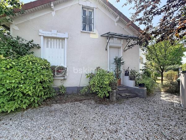À la limite du Plessis-Trévise, dans le secteur recherché de Coeuilly, à seulement quelques minutes à pied de l'école Marbeau, des commerces et des transports, découvrez cette agréable maison individuelle parfaitement entretenue, offrant un cadre de vie paisible et verdoyant.

Dès l'entrée, vous serez séduits par ses volumes fonctionnels et son ambiance chaleureuse. La maison se compose d'une cuisine ouverte aménagée et entièrement équipée avec espace repas, de deux salles d'eau dont une avec WC, ainsi que d'un lumineux séjour double ouvrant directement sur la terrasse et le jardin exposés sud-ouest.

L'espace nuit propose deux chambres confortables, idéales pour une vie de famille ou pour profiter d'un environnement calme et agréable au quotidien.

À l'étage, un palier dessert un bureau pouvant accueillir un espace de télétravail, une chambre d'appoint ou une salle de jeux selon vos besoins, ainsi qu'un dressing.

À l'extérieur, vous profiterez d'un magnifique jardin arboré de 497 m² sans vis-à-vis, véritable havre de paix pour vos moments de détente en famille ou entre amis.

Un garage de 40 m², un appentis fermé de 10 m² ainsi que plusieurs possibilités de stationnement sur la parcelle viennent compléter les prestations de ce bien.

Une maison pleine de charme, alliant le cachet de l'ancien et le confort actuel, à découvrir sans tarder.

Les atouts :

- Maison individuelle
- 2 chambres + bureau
- 2 salles d'eau
- Séjour double lumineux
- Cuisine ouverte aménagée et entièrement équipée
- Jardin arboré de 497 m² sans vis-à-vis
- Grand garage
- Appentis fermé
- Plusieurs stationnements sur la parcelle
- Proximité immédiate des écoles, commerces et transports