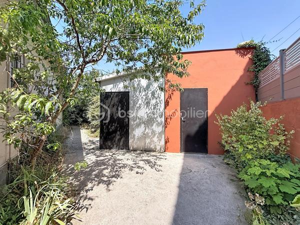À la limite du Plessis-Trévise, dans le secteur recherché de Coeuilly, à seulement quelques minutes à pied de l'école Marbeau, des commerces et des transports, découvrez cette agréable maison individuelle parfaitement entretenue, offrant un cadre de vie paisible et verdoyant.

Dès l'entrée, vous serez séduits par ses volumes fonctionnels et son ambiance chaleureuse. La maison se compose d'une cuisine ouverte aménagée et entièrement équipée avec espace repas, de deux salles d'eau dont une avec WC, ainsi que d'un lumineux séjour double ouvrant directement sur la terrasse et le jardin exposés sud-ouest.

L'espace nuit propose deux chambres confortables, idéales pour une vie de famille ou pour profiter d'un environnement calme et agréable au quotidien.

À l'étage, un palier dessert un bureau pouvant accueillir un espace de télétravail, une chambre d'appoint ou une salle de jeux selon vos besoins, ainsi qu'un dressing.

À l'extérieur, vous profiterez d'un magnifique jardin arboré de 497 m² sans vis-à-vis, véritable havre de paix pour vos moments de détente en famille ou entre amis.

Un garage de 40 m², un appentis fermé de 10 m² ainsi que plusieurs possibilités de stationnement sur la parcelle viennent compléter les prestations de ce bien.

Une maison pleine de charme, alliant le cachet de l'ancien et le confort actuel, à découvrir sans tarder.

Les atouts :

- Maison individuelle
- 2 chambres + bureau
- 2 salles d'eau
- Séjour double lumineux
- Cuisine ouverte aménagée et entièrement équipée
- Jardin arboré de 497 m² sans vis-à-vis
- Grand garage
- Appentis fermé
- Plusieurs stationnements sur la parcelle
- Proximité immédiate des écoles, commerces et transports