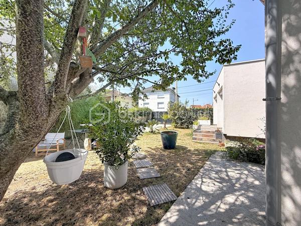 À la limite du Plessis-Trévise, dans le secteur recherché de Coeuilly, à seulement quelques minutes à pied de l'école Marbeau, des commerces et des transports, découvrez cette agréable maison individuelle parfaitement entretenue, offrant un cadre de vie paisible et verdoyant.

Dès l'entrée, vous serez séduits par ses volumes fonctionnels et son ambiance chaleureuse. La maison se compose d'une cuisine ouverte aménagée et entièrement équipée avec espace repas, de deux salles d'eau dont une avec WC, ainsi que d'un lumineux séjour double ouvrant directement sur la terrasse et le jardin exposés sud-ouest.

L'espace nuit propose deux chambres confortables, idéales pour une vie de famille ou pour profiter d'un environnement calme et agréable au quotidien.

À l'étage, un palier dessert un bureau pouvant accueillir un espace de télétravail, une chambre d'appoint ou une salle de jeux selon vos besoins, ainsi qu'un dressing.

À l'extérieur, vous profiterez d'un magnifique jardin arboré de 497 m² sans vis-à-vis, véritable havre de paix pour vos moments de détente en famille ou entre amis.

Un garage de 40 m², un appentis fermé de 10 m² ainsi que plusieurs possibilités de stationnement sur la parcelle viennent compléter les prestations de ce bien.

Une maison pleine de charme, alliant le cachet de l'ancien et le confort actuel, à découvrir sans tarder.

Les atouts :

- Maison individuelle
- 2 chambres + bureau
- 2 salles d'eau
- Séjour double lumineux
- Cuisine ouverte aménagée et entièrement équipée
- Jardin arboré de 497 m² sans vis-à-vis
- Grand garage
- Appentis fermé
- Plusieurs stationnements sur la parcelle
- Proximité immédiate des écoles, commerces et transports