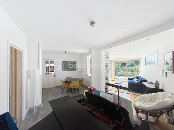 À la limite du Plessis-Trévise, dans le secteur recherché de Coeuilly, à seulement quelques minutes à pied de l'école Marbeau, des commerces et des transports, découvrez cette agréable maison individuelle parfaitement entretenue, offrant un cadre de vie paisible et verdoyant.

Dès l'entrée, vous serez séduits par ses volumes fonctionnels et son ambiance chaleureuse. La maison se compose d'une cuisine ouverte aménagée et entièrement équipée avec espace repas, de deux salles d'eau dont une avec WC, ainsi que d'un lumineux séjour double ouvrant directement sur la terrasse et le jardin exposés sud-ouest.

L'espace nuit propose deux chambres confortables, idéales pour une vie de famille ou pour profiter d'un environnement calme et agréable au quotidien.

À l'étage, un palier dessert un bureau pouvant accueillir un espace de télétravail, une chambre d'appoint ou une salle de jeux selon vos besoins, ainsi qu'un dressing.

À l'extérieur, vous profiterez d'un magnifique jardin arboré de 497 m² sans vis-à-vis, véritable havre de paix pour vos moments de détente en famille ou entre amis.

Un garage de 40 m², un appentis fermé de 10 m² ainsi que plusieurs possibilités de stationnement sur la parcelle viennent compléter les prestations de ce bien.

Une maison pleine de charme, alliant le cachet de l'ancien et le confort actuel, à découvrir sans tarder.

Les atouts :

- Maison individuelle
- 2 chambres + bureau
- 2 salles d'eau
- Séjour double lumineux
- Cuisine ouverte aménagée et entièrement équipée
- Jardin arboré de 497 m² sans vis-à-vis
- Grand garage
- Appentis fermé
- Plusieurs stationnements sur la parcelle
- Proximité immédiate des écoles, commerces et transports