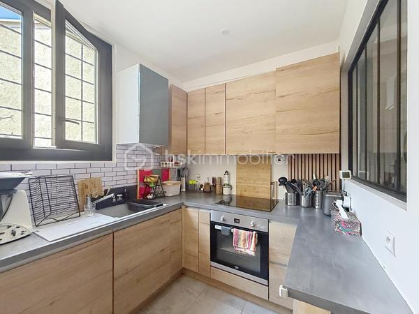 À la limite du Plessis-Trévise, dans le secteur recherché de Coeuilly, à seulement quelques minutes à pied de l'école Marbeau, des commerces et des transports, découvrez cette agréable maison individuelle parfaitement entretenue, offrant un cadre de vie paisible et verdoyant.

Dès l'entrée, vous serez séduits par ses volumes fonctionnels et son ambiance chaleureuse. La maison se compose d'une cuisine ouverte aménagée et entièrement équipée avec espace repas, de deux salles d'eau dont une avec WC, ainsi que d'un lumineux séjour double ouvrant directement sur la terrasse et le jardin exposés sud-ouest.

L'espace nuit propose deux chambres confortables, idéales pour une vie de famille ou pour profiter d'un environnement calme et agréable au quotidien.

À l'étage, un palier dessert un bureau pouvant accueillir un espace de télétravail, une chambre d'appoint ou une salle de jeux selon vos besoins, ainsi qu'un dressing.

À l'extérieur, vous profiterez d'un magnifique jardin arboré de 497 m² sans vis-à-vis, véritable havre de paix pour vos moments de détente en famille ou entre amis.

Un garage de 40 m², un appentis fermé de 10 m² ainsi que plusieurs possibilités de stationnement sur la parcelle viennent compléter les prestations de ce bien.

Une maison pleine de charme, alliant le cachet de l'ancien et le confort actuel, à découvrir sans tarder.

Les atouts :

- Maison individuelle
- 2 chambres + bureau
- 2 salles d'eau
- Séjour double lumineux
- Cuisine ouverte aménagée et entièrement équipée
- Jardin arboré de 497 m² sans vis-à-vis
- Grand garage
- Appentis fermé
- Plusieurs stationnements sur la parcelle
- Proximité immédiate des écoles, commerces et transports