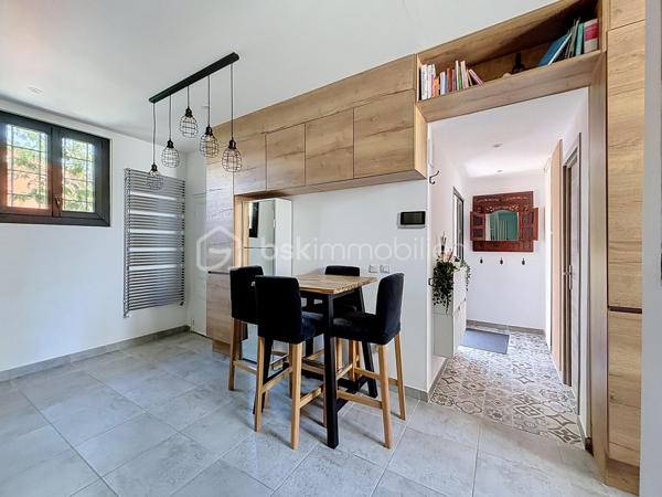 À la limite du Plessis-Trévise, dans le secteur recherché de Coeuilly, à seulement quelques minutes à pied de l'école Marbeau, des commerces et des transports, découvrez cette agréable maison individuelle parfaitement entretenue, offrant un cadre de vie paisible et verdoyant.

Dès l'entrée, vous serez séduits par ses volumes fonctionnels et son ambiance chaleureuse. La maison se compose d'une cuisine ouverte aménagée et entièrement équipée avec espace repas, de deux salles d'eau dont une avec WC, ainsi que d'un lumineux séjour double ouvrant directement sur la terrasse et le jardin exposés sud-ouest.

L'espace nuit propose deux chambres confortables, idéales pour une vie de famille ou pour profiter d'un environnement calme et agréable au quotidien.

À l'étage, un palier dessert un bureau pouvant accueillir un espace de télétravail, une chambre d'appoint ou une salle de jeux selon vos besoins, ainsi qu'un dressing.

À l'extérieur, vous profiterez d'un magnifique jardin arboré de 497 m² sans vis-à-vis, véritable havre de paix pour vos moments de détente en famille ou entre amis.

Un garage de 40 m², un appentis fermé de 10 m² ainsi que plusieurs possibilités de stationnement sur la parcelle viennent compléter les prestations de ce bien.

Une maison pleine de charme, alliant le cachet de l'ancien et le confort actuel, à découvrir sans tarder.

Les atouts :

- Maison individuelle
- 2 chambres + bureau
- 2 salles d'eau
- Séjour double lumineux
- Cuisine ouverte aménagée et entièrement équipée
- Jardin arboré de 497 m² sans vis-à-vis
- Grand garage
- Appentis fermé
- Plusieurs stationnements sur la parcelle
- Proximité immédiate des écoles, commerces et transports