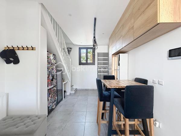À la limite du Plessis-Trévise, dans le secteur recherché de Coeuilly, à seulement quelques minutes à pied de l'école Marbeau, des commerces et des transports, découvrez cette agréable maison individuelle parfaitement entretenue, offrant un cadre de vie paisible et verdoyant.

Dès l'entrée, vous serez séduits par ses volumes fonctionnels et son ambiance chaleureuse. La maison se compose d'une cuisine ouverte aménagée et entièrement équipée avec espace repas, de deux salles d'eau dont une avec WC, ainsi que d'un lumineux séjour double ouvrant directement sur la terrasse et le jardin exposés sud-ouest.

L'espace nuit propose deux chambres confortables, idéales pour une vie de famille ou pour profiter d'un environnement calme et agréable au quotidien.

À l'étage, un palier dessert un bureau pouvant accueillir un espace de télétravail, une chambre d'appoint ou une salle de jeux selon vos besoins, ainsi qu'un dressing.

À l'extérieur, vous profiterez d'un magnifique jardin arboré de 497 m² sans vis-à-vis, véritable havre de paix pour vos moments de détente en famille ou entre amis.

Un garage de 40 m², un appentis fermé de 10 m² ainsi que plusieurs possibilités de stationnement sur la parcelle viennent compléter les prestations de ce bien.

Une maison pleine de charme, alliant le cachet de l'ancien et le confort actuel, à découvrir sans tarder.

Les atouts :

- Maison individuelle
- 2 chambres + bureau
- 2 salles d'eau
- Séjour double lumineux
- Cuisine ouverte aménagée et entièrement équipée
- Jardin arboré de 497 m² sans vis-à-vis
- Grand garage
- Appentis fermé
- Plusieurs stationnements sur la parcelle
- Proximité immédiate des écoles, commerces et transports