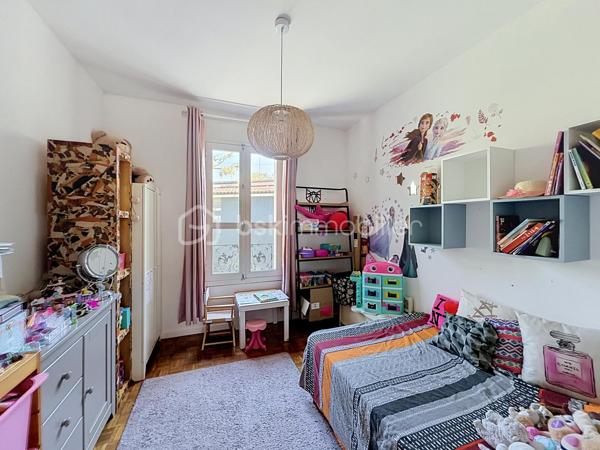 À la limite du Plessis-Trévise, dans le secteur recherché de Coeuilly, à seulement quelques minutes à pied de l'école Marbeau, des commerces et des transports, découvrez cette agréable maison individuelle parfaitement entretenue, offrant un cadre de vie paisible et verdoyant.

Dès l'entrée, vous serez séduits par ses volumes fonctionnels et son ambiance chaleureuse. La maison se compose d'une cuisine ouverte aménagée et entièrement équipée avec espace repas, de deux salles d'eau dont une avec WC, ainsi que d'un lumineux séjour double ouvrant directement sur la terrasse et le jardin exposés sud-ouest.

L'espace nuit propose deux chambres confortables, idéales pour une vie de famille ou pour profiter d'un environnement calme et agréable au quotidien.

À l'étage, un palier dessert un bureau pouvant accueillir un espace de télétravail, une chambre d'appoint ou une salle de jeux selon vos besoins, ainsi qu'un dressing.

À l'extérieur, vous profiterez d'un magnifique jardin arboré de 497 m² sans vis-à-vis, véritable havre de paix pour vos moments de détente en famille ou entre amis.

Un garage de 40 m², un appentis fermé de 10 m² ainsi que plusieurs possibilités de stationnement sur la parcelle viennent compléter les prestations de ce bien.

Une maison pleine de charme, alliant le cachet de l'ancien et le confort actuel, à découvrir sans tarder.

Les atouts :

- Maison individuelle
- 2 chambres + bureau
- 2 salles d'eau
- Séjour double lumineux
- Cuisine ouverte aménagée et entièrement équipée
- Jardin arboré de 497 m² sans vis-à-vis
- Grand garage
- Appentis fermé
- Plusieurs stationnements sur la parcelle
- Proximité immédiate des écoles, commerces et transports