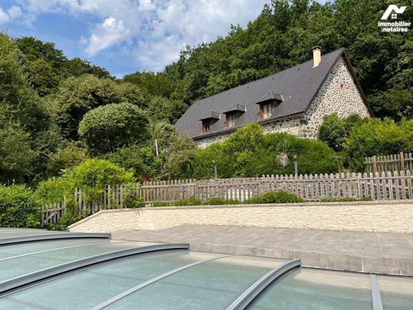 A VENDRE, à 15 mn de MAURIAC, grange rénovée habitable de suite avec piscine et terrain arboré ...