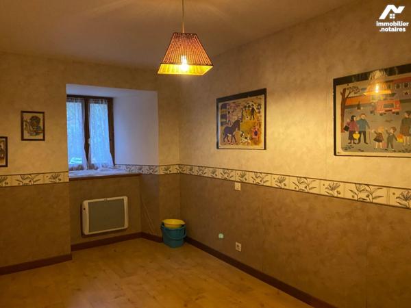 A VENDRE, à 15 mn de MAURIAC, grange rénovée habitable de suite avec piscine et terrain arboré ...