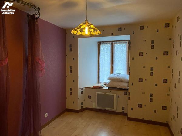 A VENDRE, à 15 mn de MAURIAC, grange rénovée habitable de suite avec piscine et terrain arboré ...