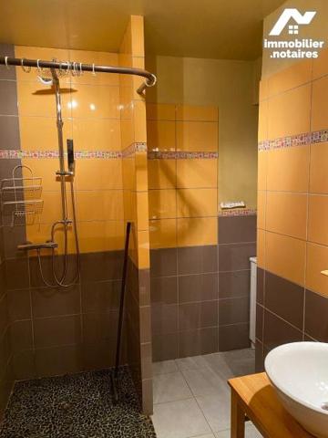 A VENDRE, à 15 mn de MAURIAC, grange rénovée habitable de suite avec piscine et terrain arboré ...