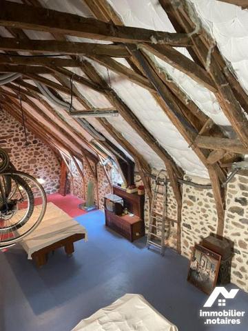 A VENDRE, à 15 mn de MAURIAC, grange rénovée habitable de suite avec piscine et terrain arboré ...