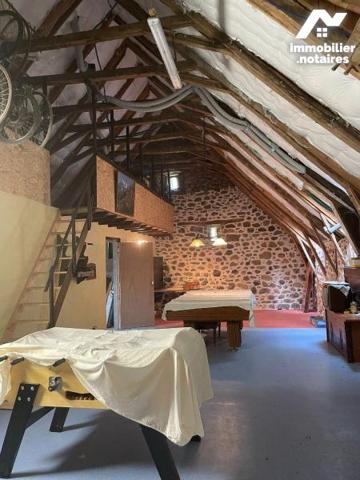 A VENDRE, à 15 mn de MAURIAC, grange rénovée habitable de suite avec piscine et terrain arboré ...