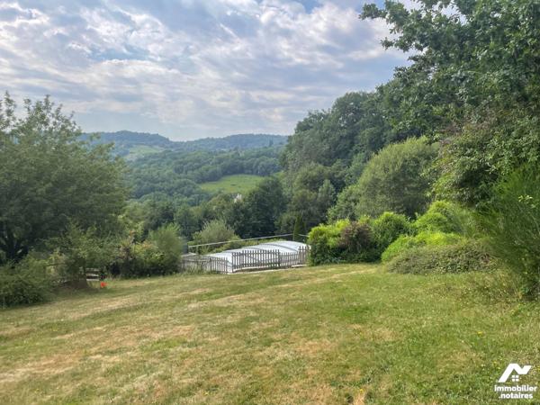 A VENDRE, à 15 mn de MAURIAC, grange rénovée habitable de suite avec piscine et terrain arboré ...