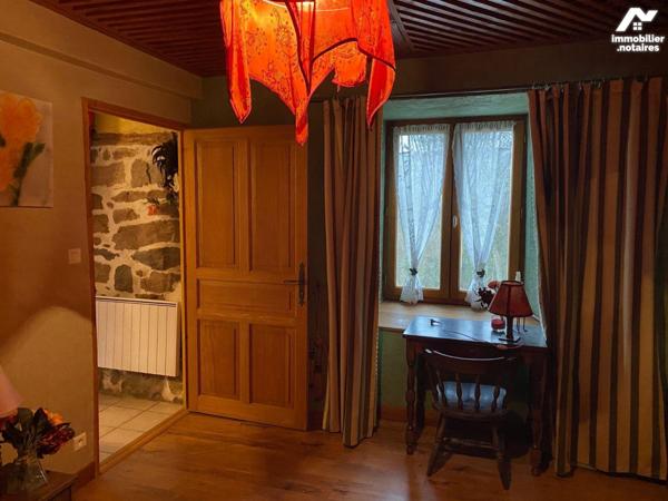 A VENDRE, à 15 mn de MAURIAC, grange rénovée habitable de suite avec piscine et terrain arboré ...