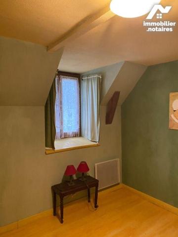 A VENDRE, à 15 mn de MAURIAC, grange rénovée habitable de suite avec piscine et terrain arboré ...