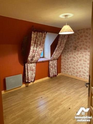 A VENDRE, à 15 mn de MAURIAC, grange rénovée habitable de suite avec piscine et terrain arboré ...