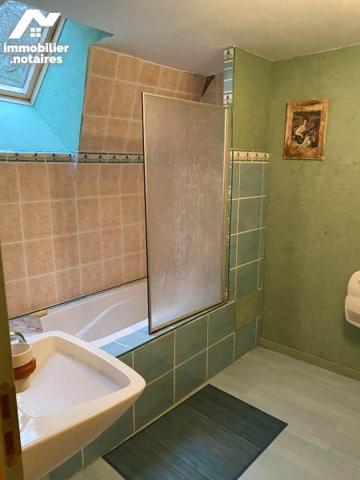 A VENDRE, à 15 mn de MAURIAC, grange rénovée habitable de suite avec piscine et terrain arboré ...