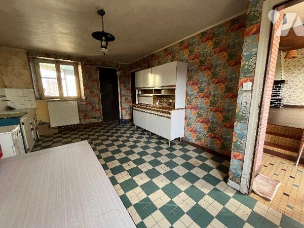 Jolie petite maison exposée Sud, située au calme, et proche des commodités avec 4 chambres.