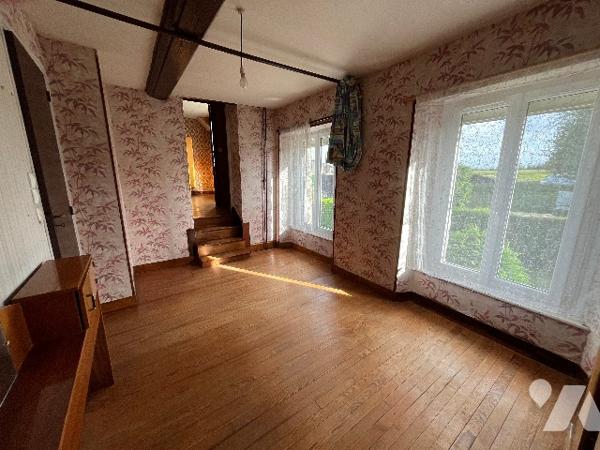 Jolie petite maison exposée Sud, située au calme, et proche des commodités avec 4 chambres.