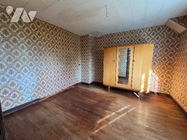 Jolie petite maison exposée Sud, située au calme, et proche des commodités avec 4 chambres.