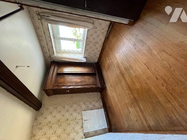 Jolie petite maison exposée Sud, située au calme, et proche des commodités avec 4 chambres.