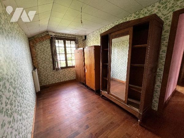 Jolie petite maison exposée Sud, située au calme, et proche des commodités avec 4 chambres.