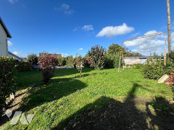 Jolie petite maison exposée Sud, située au calme, et proche des commodités avec 4 chambres.