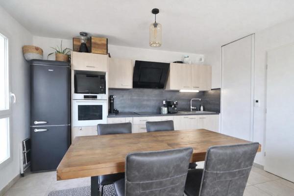 À VENDRE ! Appartement 2 chambres  Résidence récente avec ascenseur