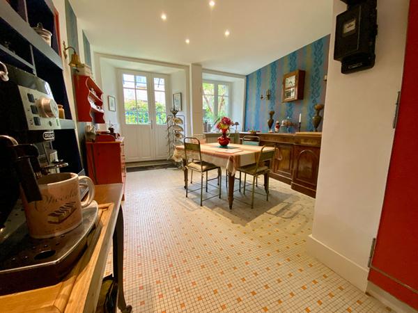 À vendre Maison en pierre à Combourg centre - 4 chambres avec salle d'eau, possibilité chambre d'hôte