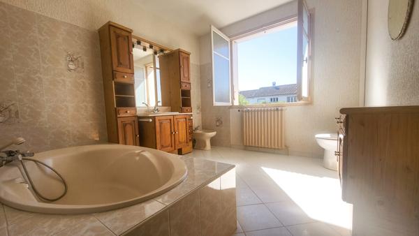 Maison
         5 pièces
        - 97 m² Exclusivité 210 000 € *