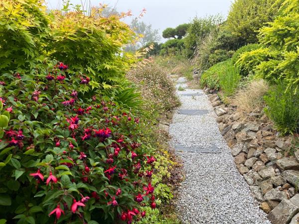 À seulement 5 km de Barneville-Carteret, charmante maison en pierre avec jardin arboré