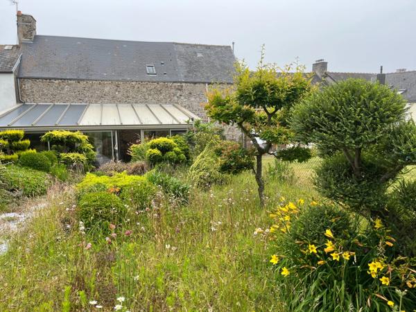 À seulement 5 km de Barneville-Carteret, charmante maison en pierre avec jardin arboré