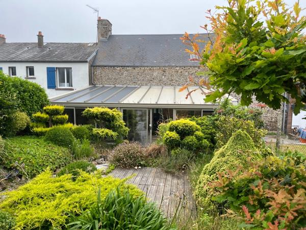 À seulement 5 km de Barneville-Carteret, charmante maison en pierre avec jardin arboré
