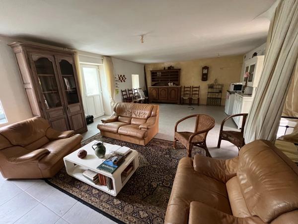 À seulement 5 km de Barneville-Carteret, charmante maison en pierre avec jardin arboré