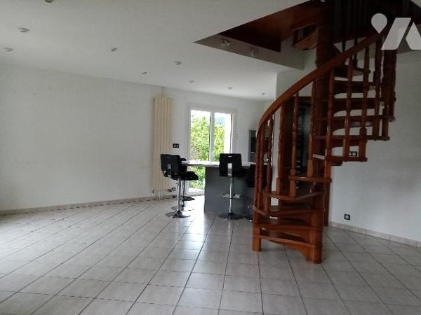 pavillon individuel de 75,5 m² , terrain  de 534m² et bâtiment garage indépendant 3 véhicules