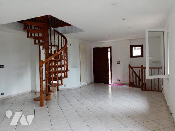pavillon individuel de 75,5 m² , terrain  de 534m² et bâtiment garage indépendant 3 véhicules