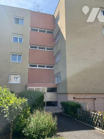 Appartement avec un grand balcon ouvert sur une vue imprenable et sans vis à vis, entièrement a...