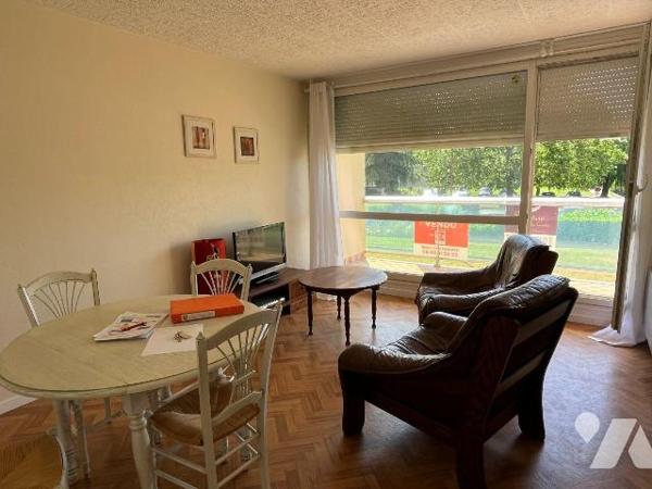 Appartement avec un grand balcon ouvert sur une vue imprenable et sans vis à vis, entièrement a...