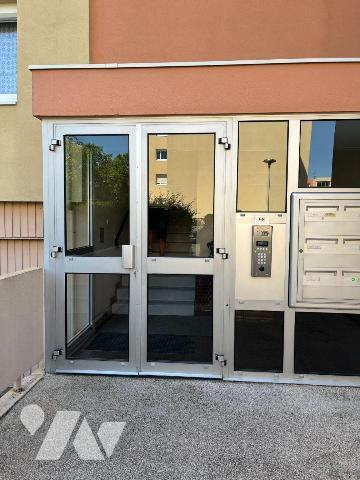Appartement avec un grand balcon ouvert sur une vue imprenable et sans vis à vis, entièrement a...