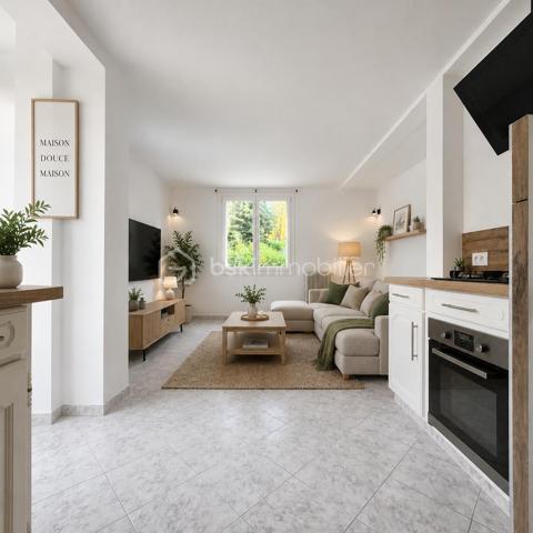 Situé au sein de la résidence Le Lyautey 51 Avenue Henri Matisse, cet appartement de 47 m² propose un agencement fonctionnel et lumineux.
L'espace de vie comprend un séjour avec cuisine ouverte équipée, ainsi qu'une buanderie attenante offrant un confort pratique au quotidien.
La chambre, de bonne superficie, dispose d'un espace de rangement et donne accès à une terrasse exposée sud-est, permettant de profiter de la lumière naturelle le matin.
Les visuels présentés reflètent l'état actuel du bien — avec une proposition de mobilier pour faciliter la projection. Un petit coup de peinture suffit à personnaliser l'ensemble selon vos goûts : le bien est habitable en l'état.
L'appartement est situé au deuxième étage sans ascenseur.
La résidence dispose d'espaces extérieurs agréables avec un terrain de jeu et un terrain de pétanque, idéaux pour profiter des beaux jours.
Le bien est complété par une cave et un accès au stationnement collectif de la résidence.
Adapté à un premier achat, un pied-à-terre ou un investissement locatif.