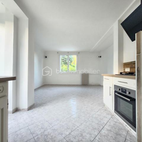Situé au sein de la résidence Le Lyautey 51 Avenue Henri Matisse, cet appartement de 47 m² propose un agencement fonctionnel et lumineux.
L'espace de vie comprend un séjour avec cuisine ouverte équipée, ainsi qu'une buanderie attenante offrant un confort pratique au quotidien.
La chambre, de bonne superficie, dispose d'un espace de rangement et donne accès à une terrasse exposée sud-est, permettant de profiter de la lumière naturelle le matin.
Les visuels présentés reflètent l'état actuel du bien — avec une proposition de mobilier pour faciliter la projection. Un petit coup de peinture suffit à personnaliser l'ensemble selon vos goûts : le bien est habitable en l'état.
L'appartement est situé au deuxième étage sans ascenseur.
La résidence dispose d'espaces extérieurs agréables avec un terrain de jeu et un terrain de pétanque, idéaux pour profiter des beaux jours.
Le bien est complété par une cave et un accès au stationnement collectif de la résidence.
Adapté à un premier achat, un pied-à-terre ou un investissement locatif.
