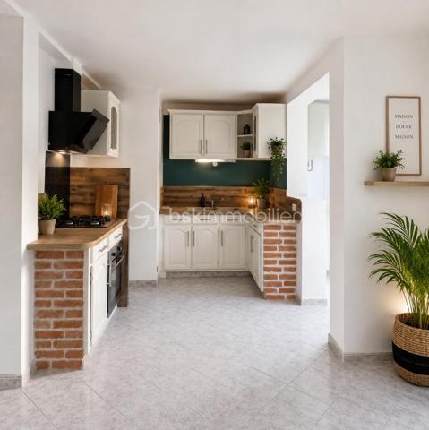 Situé au sein de la résidence Le Lyautey 51 Avenue Henri Matisse, cet appartement de 47 m² propose un agencement fonctionnel et lumineux.
L'espace de vie comprend un séjour avec cuisine ouverte équipée, ainsi qu'une buanderie attenante offrant un confort pratique au quotidien.
La chambre, de bonne superficie, dispose d'un espace de rangement et donne accès à une terrasse exposée sud-est, permettant de profiter de la lumière naturelle le matin.
Les visuels présentés reflètent l'état actuel du bien — avec une proposition de mobilier pour faciliter la projection. Un petit coup de peinture suffit à personnaliser l'ensemble selon vos goûts : le bien est habitable en l'état.
L'appartement est situé au deuxième étage sans ascenseur.
La résidence dispose d'espaces extérieurs agréables avec un terrain de jeu et un terrain de pétanque, idéaux pour profiter des beaux jours.
Le bien est complété par une cave et un accès au stationnement collectif de la résidence.
Adapté à un premier achat, un pied-à-terre ou un investissement locatif.