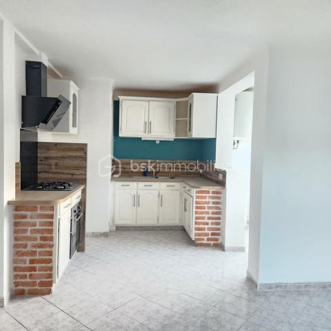 Situé au sein de la résidence Le Lyautey 51 Avenue Henri Matisse, cet appartement de 47 m² propose un agencement fonctionnel et lumineux.
L'espace de vie comprend un séjour avec cuisine ouverte équipée, ainsi qu'une buanderie attenante offrant un confort pratique au quotidien.
La chambre, de bonne superficie, dispose d'un espace de rangement et donne accès à une terrasse exposée sud-est, permettant de profiter de la lumière naturelle le matin.
Les visuels présentés reflètent l'état actuel du bien — avec une proposition de mobilier pour faciliter la projection. Un petit coup de peinture suffit à personnaliser l'ensemble selon vos goûts : le bien est habitable en l'état.
L'appartement est situé au deuxième étage sans ascenseur.
La résidence dispose d'espaces extérieurs agréables avec un terrain de jeu et un terrain de pétanque, idéaux pour profiter des beaux jours.
Le bien est complété par une cave et un accès au stationnement collectif de la résidence.
Adapté à un premier achat, un pied-à-terre ou un investissement locatif.