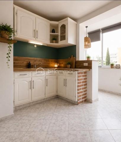 Situé au sein de la résidence Le Lyautey 51 Avenue Henri Matisse, cet appartement de 47 m² propose un agencement fonctionnel et lumineux.
L'espace de vie comprend un séjour avec cuisine ouverte équipée, ainsi qu'une buanderie attenante offrant un confort pratique au quotidien.
La chambre, de bonne superficie, dispose d'un espace de rangement et donne accès à une terrasse exposée sud-est, permettant de profiter de la lumière naturelle le matin.
Les visuels présentés reflètent l'état actuel du bien — avec une proposition de mobilier pour faciliter la projection. Un petit coup de peinture suffit à personnaliser l'ensemble selon vos goûts : le bien est habitable en l'état.
L'appartement est situé au deuxième étage sans ascenseur.
La résidence dispose d'espaces extérieurs agréables avec un terrain de jeu et un terrain de pétanque, idéaux pour profiter des beaux jours.
Le bien est complété par une cave et un accès au stationnement collectif de la résidence.
Adapté à un premier achat, un pied-à-terre ou un investissement locatif.
